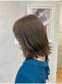赤みのないカーキグレージュカラー切りっぱなしくびれヘアー