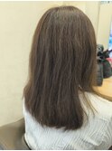 落ち着いたブラウンカラーのヘアスタイル