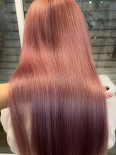 韓国式“洗い流さない”仕上げで、ツヤと柔らかさを最大化。