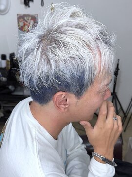 ブレイズヘアー(BLAZEhair) 【ハイトーンショート】ホワイト×インナーブルー×ブリーチ2回