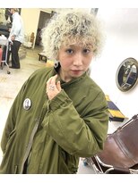 キュエ(qiie)&nbsp;qiie/美髪/ホワイトグレージュ/ネビージュ/こなれミディ/パーマ