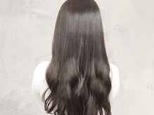 再現性が高く、クセ・広がりを抑えツヤを出すカット技術