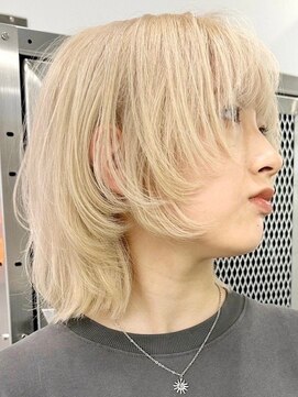 ウィコ 新宿(WICO) レイヤーカットブロンド☆ 新宿駅斜めバンググレージュカラー