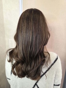 ハイライトでロングに動きと立体感【薬師神】