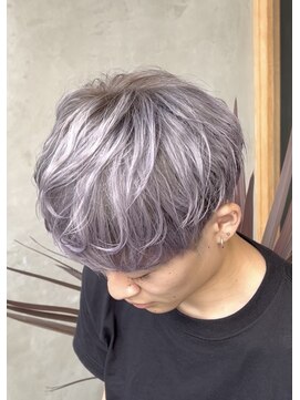 エッジ(EDGE) メンズ大分ハイトーンブリーチカラーミルクティベージュスタイル