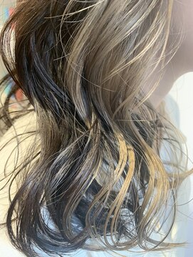 キー(KEY) 淡いベージュのインナーカラー