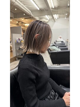 外国人風白髪活かしハリウッドブロンド