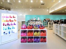 AND THE BEAUTY イオンタウン防府の雰囲気(業界最大級のサロン専売品ヘアケア・コスメショップ併設)