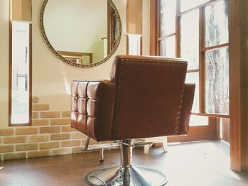 ヘアプレイス コラソン(hair place CORAZON)の写真/《全席半個室》木を基調とした温かみのある店内で、ゆったりとしたサロンタイムをお過ごし下さい♪
