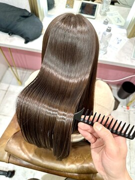 ザトエル 栄(THE TOEL) オリジナル髪質改善ストレートの艶感