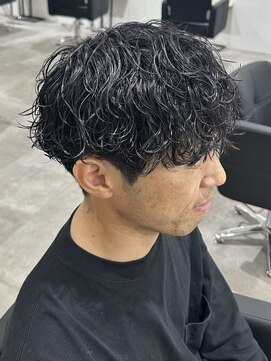 ヒュイル バイ ニアウ(Hwyl by Niau) メンズカットパーマ波巻きスパイラルパーマシャドウパーマ