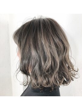 アンフィドットドゥルドゥ(AnFye.dueldo) 【AnFye.dueldo】ミディアムボブ × シルバーグレーカラー