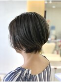大人女性　小顔　丸みひし形前下がりボブ　アッシュ系カラー