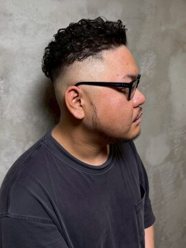 ディスイズバーバーサード(THIS IS BARBER 3rd) 刈り上げ スキンフェード かき上げ 短髪ワイルド 短髪パーマ