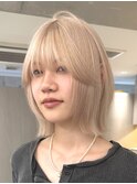 ハイトーン切りっぱなしショートボブアッシュブロンドベージュ