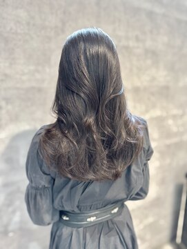 アンダーバーホワイト(_WHITE) レイヤーカットで作る大人かわいいヘア