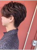 センターパートスタイルに、チェリーレッドがほのかに香る