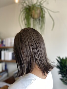 ログベアー(LOG BEAR) グレージュカラーな外ハネ