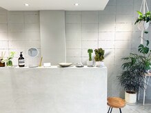 白を基調にした落ち着く店内と沢山の植物達でゆっくりくつろぎ空間◎