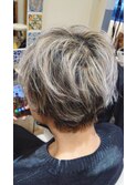 ワックスなし爽やか束感ショートレイヤーシルバーカラー