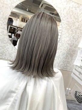 アイリス(ailis) ホワイトミルクティー×外はねロブ