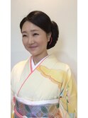 ボリュームのあるサイドシニヨン