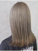 外ハネセミロング×ハイトーンベージュカラー 