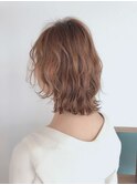 柔らかベージュのガーリーボブ