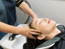 天然ハーブシャンプーでツボを刺激。マッサージでいやされて！