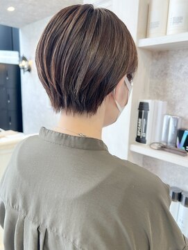 キャアリー(Caary) 福山市美容室Caary耳かけ丸みショートヘア透明感ブラウンカラー