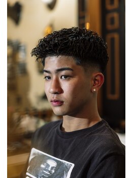 ミスターブラザーズカットクラブ 福岡店(MR.BROTHERS CUT CLUB)の写真/ミリ単位で刻む、男の矜持。バリカンとハサミで造り込むフェード。時間が経つほどに、色気が際立つ。