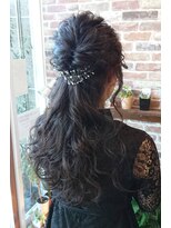 カラフル ヘアー(Colorful hair)&nbsp;大人の色気アップ！上品巻き髪ヘアアレンジ