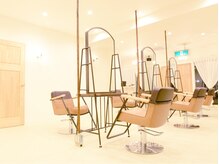 ラボヌール ヘアーウル 春日部西口店(La Bonheur hair heureux)の雰囲気（ホワイトアンティーク調♪春日部　ヘアサロン）