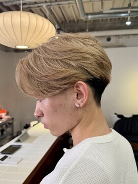 ヒュー 広島(HEW) メンズハイトーン韓国風Y2K刈り上げフェザーパーマツーブロック