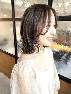 イリ(iri) 自然な動きと軽やかさでミディアムレイヤー