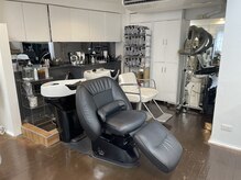 シャンプー台もフルフラットの、最上級の椅子を使用しています