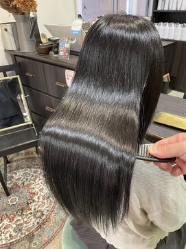 シー 岡崎(,SHE) 思わず触れたくなるシルクのような手触りの究極モテストレート