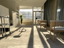 イロア(iroa)の雰囲気（幻想的な光の入る夕暮れ時の店内）