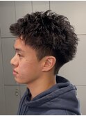 無造作で映えるルーズショートツイストスパイラルパーマ
