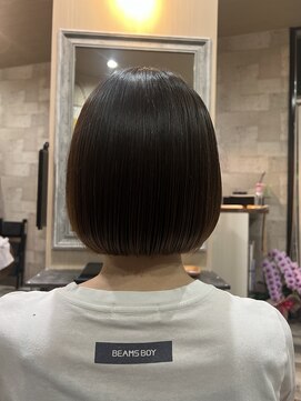 ハコ(H.A.Co) 襟足ギリギリのスッキリしたボブスタイルです。