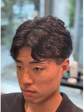 ファースト 仙台店(first) 黒髪センターパート｜清潔感と大人っぽさを両立するトレンド