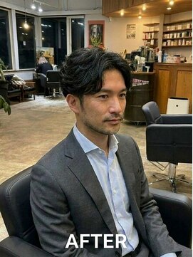 ジェットブラックキューサンロク(JET BLACK 936) 大人の品格を纏う、ビジネスフェザーパーマ
