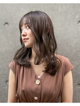 ミチオ ノザワ ヘアサロン ギンザ(Michio Nozawa HAIR SALON Ginza) アッシュグレージュ×波巻きカール