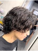 メンズミディアムパーマセンターパートウルフカット縦落ちパーマ