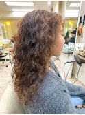 女性 ロング スパイラルパーマ