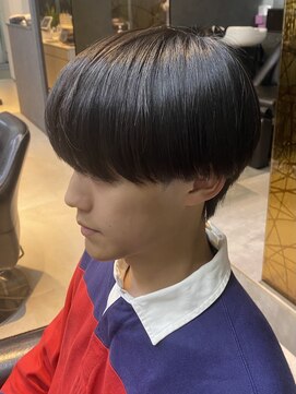 リード(REEED) センターパート縮毛矯正マッシュ刈り上げ毛流れツーブロック