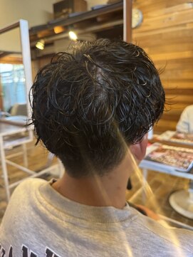 テントヘアー(tent hair) 後ろ姿までキマる。ナチュラル質感のメンズパーマ