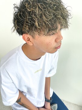 ヒビヲ(HIBIO) 前下がりマッシュ波巻きスパイラルパーマメンズツーブロック横浜