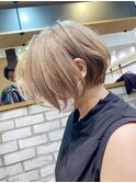 大人ショートボブ、白髪ぼかしハイライト、丸みくびれ【BISA】