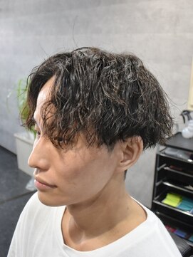 バーバーハウス ラヴィ(Barber House Lavie) センター分けツイスパ